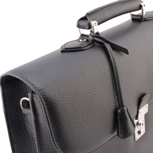 Detail of the top handle of the Gaetano men's leather briefcase