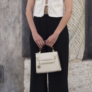 Italian leather handbag Amelia with Bamboo in cream color worn by a model
