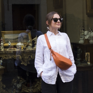 Italian leather mini shoulder bag Babe in orange color worn by a model