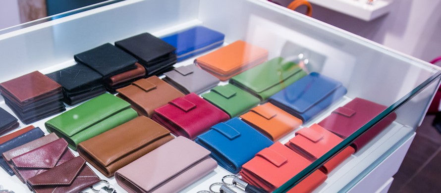 Del Giudice Roma offers different styles and colors for choose the Best Women’s Italian Leather Wallets