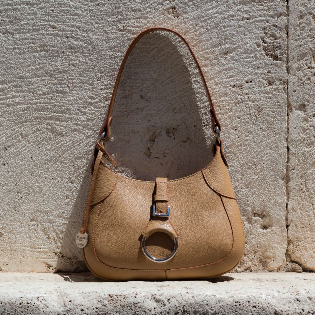 Iconic as the Eternal City🏛️✨
Ch.VIII
•
•
•
#handmadeLeather#madeinitaly#Leatherbags#shoulderbags#custommade#Rome#italiancraftsmanship#familybusiness#luxurybags#bespokedesign#shoplocal#italianleatherbags #delgiudiceroma