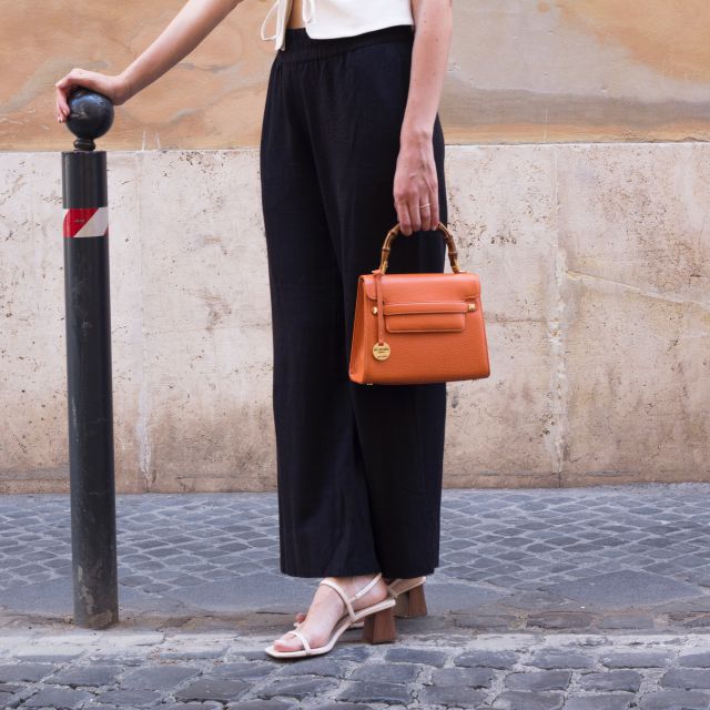 Sunny days calls for sunny outfits☀️🧡
•
•
•
#handmadeLeather#madeinitaly#Leatherbags#handbags#custommade#Rome#italiancraftsmanship#familybusiness#luxurybags#bespokedesign#shoplocal#italianleatherbags #delgiudiceroma