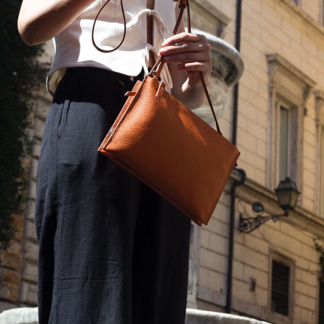 Never without Linda🧡
•
•
•
#handmadeLeather#madeinitaly#Leatherbags#crossbodybags#custommade#Rome#italiancraftsmanship#familybusiness#luxurybags#bespokedesign#shoplocal#italianleatherbags #delgiudiceroma