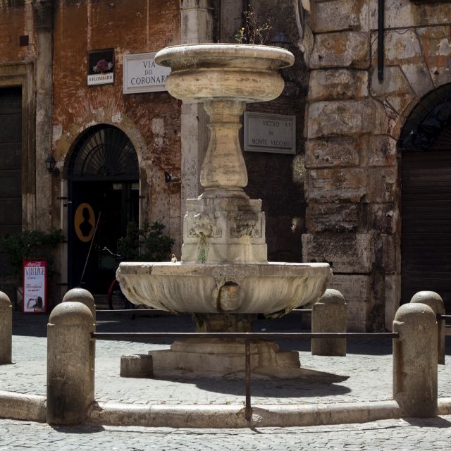 Fun fact: did you know that Rome is the city with the most fountains in the world? ⛲️😎
•
•
•
#handmadeLeather#madeinitaly#Leatherbags#crossbodybags#custommade#Rome#italiancraftsmanship#familybusiness#luxurybags#bespokedesign#shoplocal#italianleatherbags #delgiudiceroma