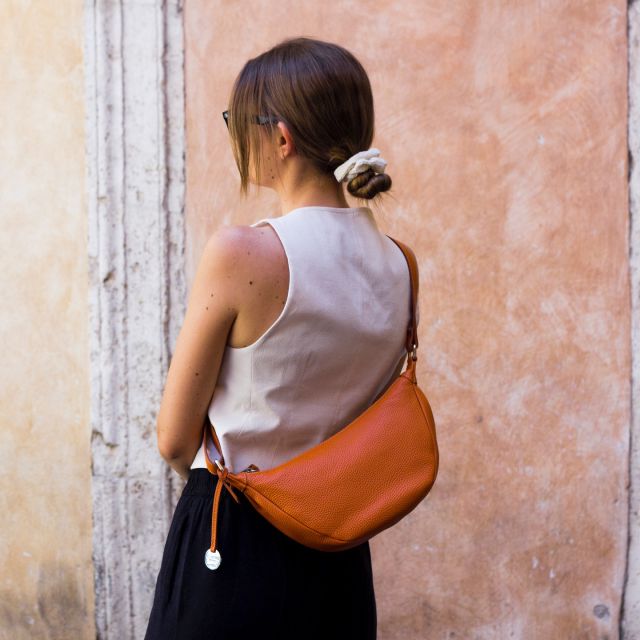 Summer does not end with babe 🧡
•
•
•
#handmadeLeather#madeinitaly#Leatherbags#crossbodybags#custommade#Rome#italiancraftsmanship#familybusiness#luxurybags#bespokedesign#shoplocal#italianleatherbags #delgiudiceroma