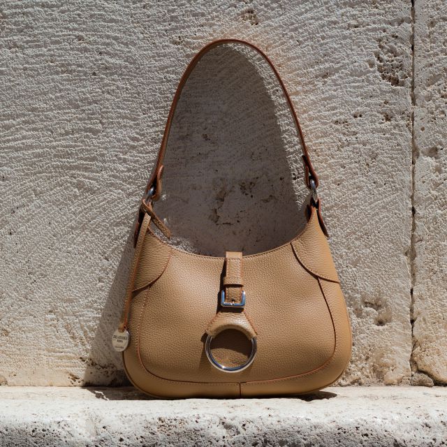 The best fall bag 🤎
•
•
•
•
•
•
#italianleatherbags#handmadeLeather#madeinitaly#Leatherbags#shoulderbags#custommade#Rome#italiancraftsmanship#familybusiness#luxurybags#bespokedesign#shoplocal #delgiudiceroma