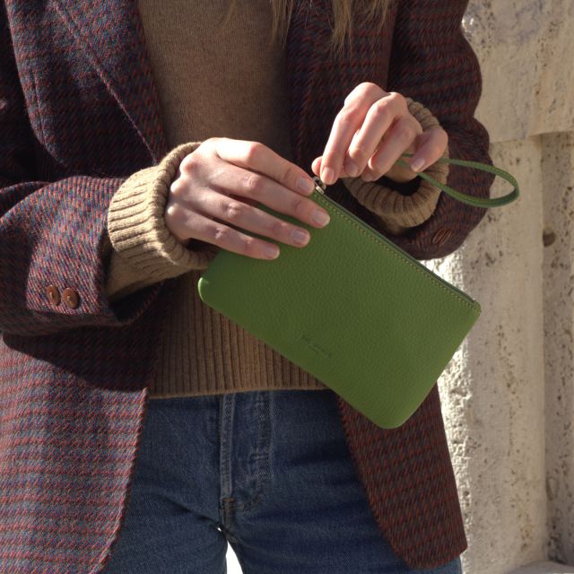 Green 💚
•
•
•
#italianleatherbags #handmadeLeather#madeinitaly#Leatherbags#pouches#custommade#Rome#italiancraftsmanship#familybusiness#luxurybags#bespokedesign#shoplocal#delgiudiceroma