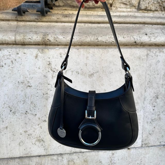 F L A V I A 🖤
•
•
•
#italianleatherbags#handmadeLeather#madeinitaly#Leatherbags#shoulderbags#custommade#Rome#italiancraftsmanship#familybusiness#luxurybags#bespokedesign#shoplocal#delgiudiceroma