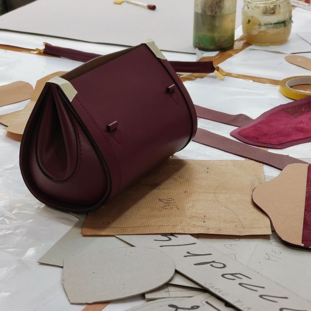 Something new is on the way ♥️
•
•
•
#italianleatherbags #handmadeLeather#madeinitaly#Leatherbags#crossbodybags#custommade#Rome#italiancraftsmanship#familybusiness#luxurybags#bespokedesign#shoplocal#delgiudiceroma