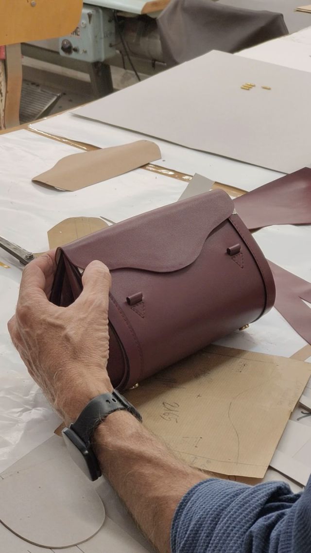 It’s coming with love…♥️
•
•
•
•
•
•
#italianleatherbags#handmadeLeather#madeinitaly#Leatherbags#crossbodybags#custommade#Rome#italiancraftsmanship#familybusiness#luxurybags#bespokedesign#shoplocal#delgiudiceroma