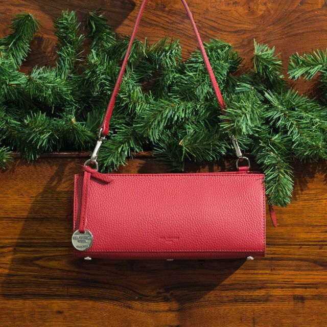 Alice is ready for xmas ♥️✨
•
•
•
#italianleatherbags#handmadeLeather#madeinitaly#Leatherbags#shoulderbags#custommade#Rome#italiancraftsmanship#familybusiness#luxurybags#bespokedesign#shoplocal#delgiudiceroma