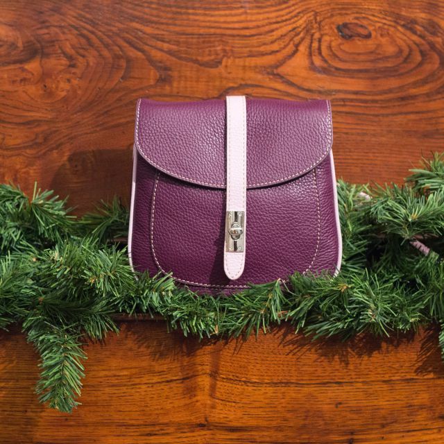 Chiara 💜
•
•
•
#italianleatherbags#handmadeLeather#madeinitaly#Leatherbags#crossbodybags#custommade#Rome#italiancraftsmanship#familybusiness#luxurybags#bespokedesign#shoplocal#delgiudiceroma