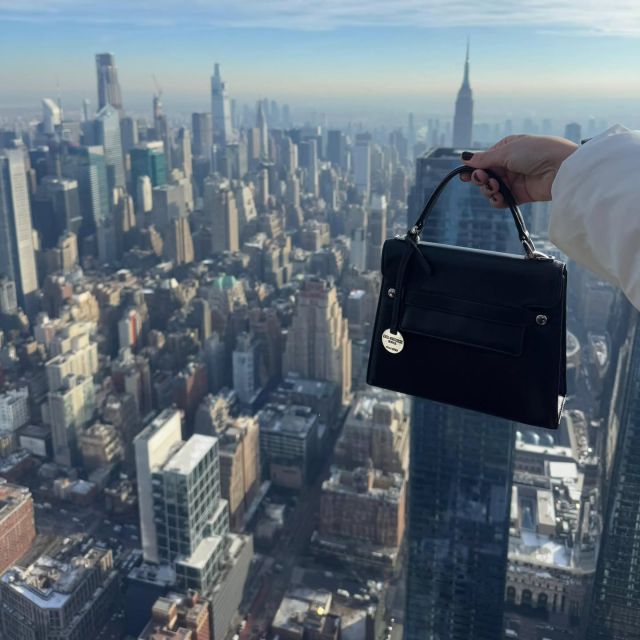 Taking Italian craftsmanship to the heart of New York 🌎
Amelia S in black 🖤 
.
.
.
#italianleatherbags #handmadebag #italianbags #leatherbags #madeinitaly