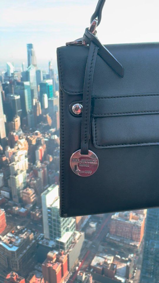 Amelia S meets the beauty of NYC 🏙️🇺🇸
.
.
.
#italianleatherbags #leatherbags #italiancraftsmanship #italianbags #custommade #luxurybags #bags #delgiudiceroma