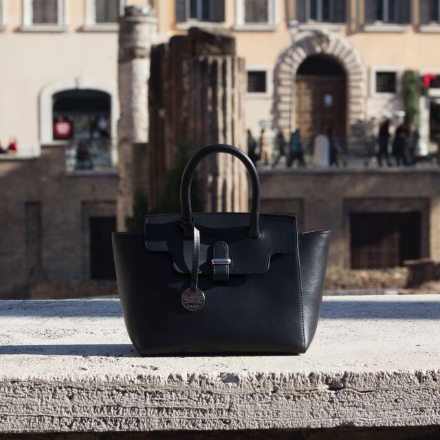 Little black bag🖤
•
•
•
#italianleatherbags #handmadeLeather#madeinitaly#Leatherbags#crossbodybags#custommade#Rome#italiancraftsmanship#familybusiness#luxurybags#bespokedesign#shoplocal#delgiudiceroma