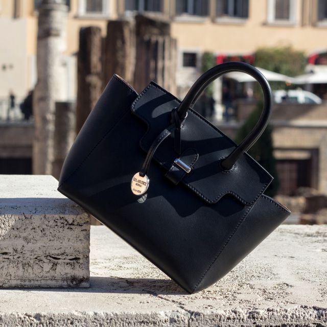 Alexis 🖤
•
•
•
#italianleatherbags #handmadeLeather#madeinitaly#Leatherbags#handbags#custommade#Rome#italiancraftsmanship#familybusiness#luxurybags#bespokedesign#shoplocal#delgiudiceroma