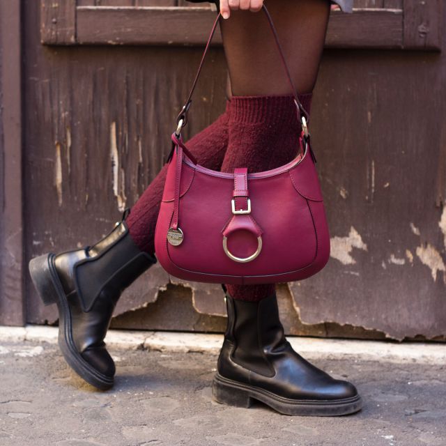 Love burgundy ♥️
•
•
•
#italianleatherbags #handmadeLeather#madeinitaly#Leatherbags#shoulderbags#custommade#Rome#italiancraftsmanship#familybusiness#luxurybags#bespokedesign#shoplocal#delgiudiceroma