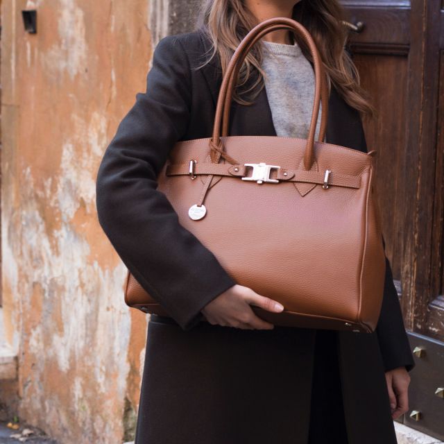 Rita 🤎
•
•
•
#italianleatherbags #handmadeLeather#madeinitaly#Leatherbags#handbags#custommade#Rome#italiancraftsmanship#familybusiness#luxurybags#bespokedesign#shoplocal#delgiudiceroma