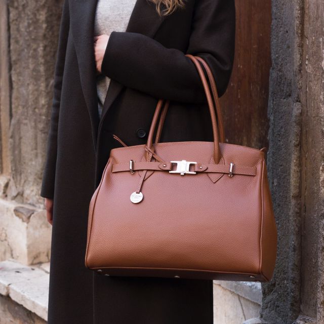 Everything you need with Rita 🤎
•
•
•
#italianleatherbags #handmadeLeather#madeinitaly#Leatherbags#handbags#custommade#Rome#italiancraftsmanship#familybusiness#luxurybags#bespokedesign#shoplocal#delgiudiceroma