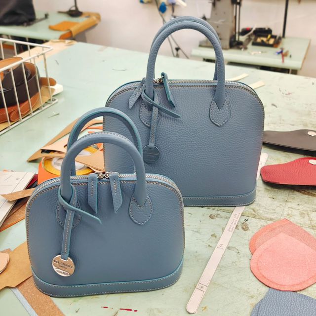 Elegance in mini form: Mini Sofia in Fairy color, crafted upon request. A blend of elegance and craftsmanship in premium leather. ✏️👜
.
.
.
.
#Italianleatherbag #HandmadeLeatherBags #MadeInItaly #LeatherCraftsmanship #ArtisanLeather #ItalianStyle #GenuineLeather #LeatherAccessories #Handbags