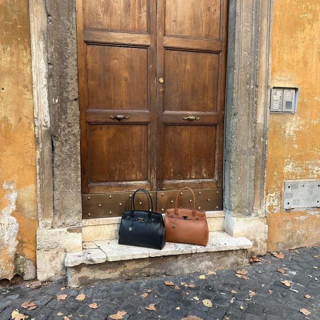 Black or brown? 🖤🤎
•
•
•
#italianleatherbags #handmadeLeather#madeinitaly#Leatherbags#handbags#custommade#Rome#italiancraftsmanship#familybusiness#luxurybags#bespokedesign#shoplocal#delgiudiceroma