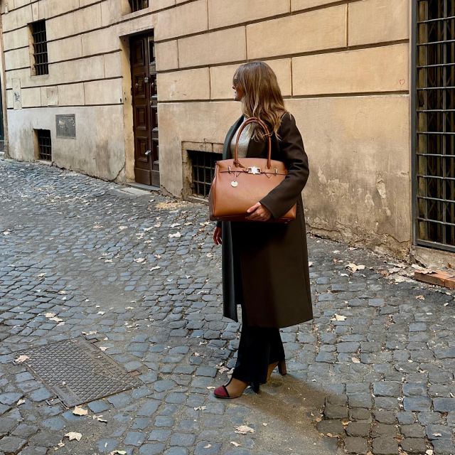 Walking with Rita 🤎
•
•
•
#italianleatherbags #handmadeLeather#madeinitaly#Leatherbags#handbags#custommade#Rome#italiancraftsmanship#familybusiness#luxurybags#bespokedesign#shoplocal#delgiudiceroma