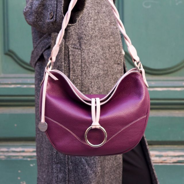 Bold, soft, and unmistakably Italian. Donata in Plum/Lilac is the kind of bag that turns heads—crafted in the finest leather, made to go everywhere with you. 💜🩷
.
.
.
.
#italianleatherbags #italianbag #handmadeleatherbag #madeinitaly #leatherhandbag #luxuryhandbag #craftedwithpassion #fashionmadeinitaly