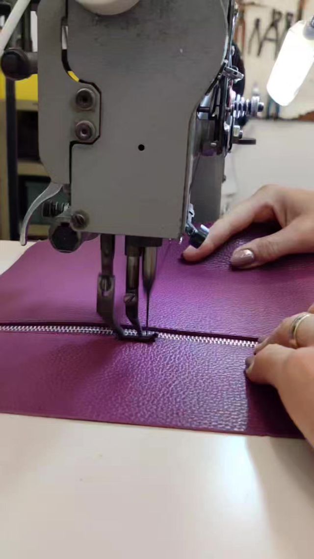 Custom magenta briefcase taking shape in our Rome leather workshop. 🪡
.
.
.
#italianleatherbags #leatherbags  #madeinitaly #leathercraft #handmadeinitaly #craftsmanship #leatherbags #leatherbriefcase #luxurybags #bespokeleather #leatherwork